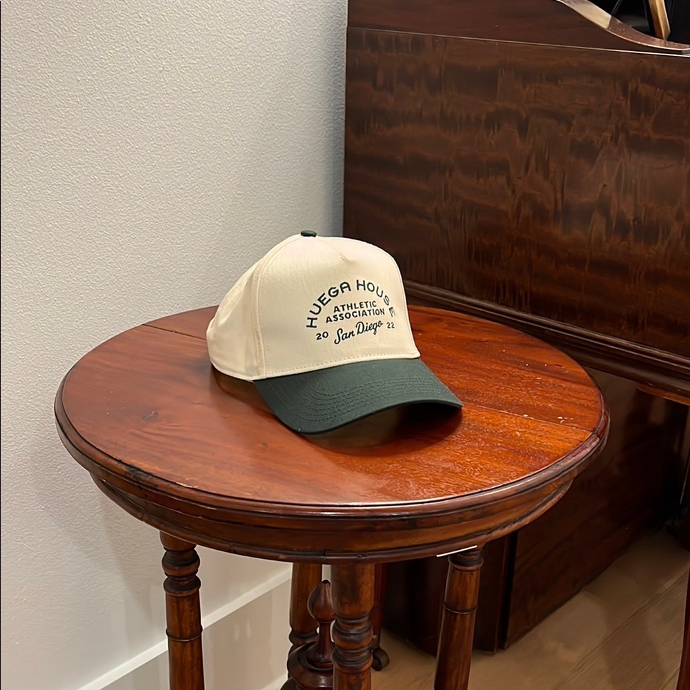 Huega House hat